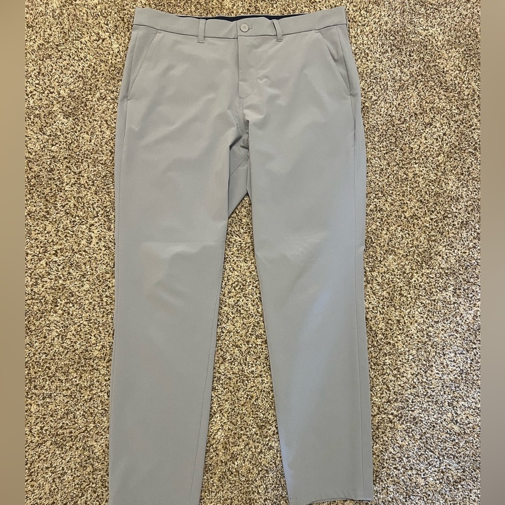 Mizzen & Main Men’s Helmsman Chino Pant 35x30. Color: Silver - Mint condition.
